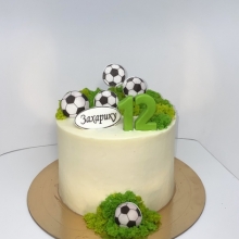 Торт для мальчика с тематическим футбольным декором.