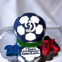 Торт выполненный в виде футбольного мяча, с бутсами и майкой, станет отличным подарком маленькому чемпиону,