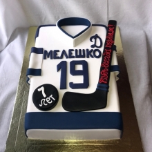 Праздничный торт, выполненный в виде хоккейной формы с шайбой и клюшкой заказать в Минске недорого.