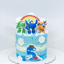 Детский праздничный яркий торт декорированный фигурками любимых героев.