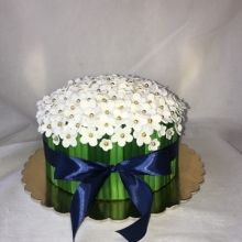 Нежный торт с белыми цветочками заказать в Минске недорого, в подарок к 8 Марта.