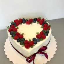 Торт сердце с ягодами в подарок  женщинам к 8 Марта, заказать в Минске недорого.