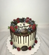 Торт к 8 Марта с декором из свежих, ароматных ягод малины и голубики, станет отличным подарком вашим любимым.