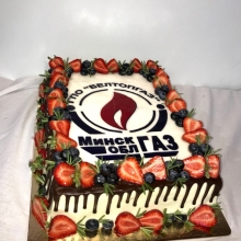 Торт корпоративный без мастики, декорированный ягодами и фотопечатью с логотипом компании, на заказ в Минске недорого.