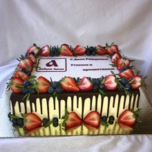 Корпоративный торт с фотопечатью, в виде логотипа компании, декорированный шоколадом и свежими ягодами на заказ в Минске недорого.