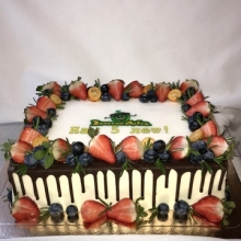 Праздничный, корпоративный торт с фотопечатью. декорированный ароматными ягодами клубники, заказать в Минске недорого.