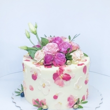 Праздничный торт с живыми цветами, заказать в Минске недорого.