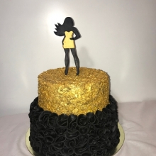 Двухъярусный стильный чёрно-золотой торт с фигуркой девушки заказать в Минске.