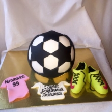 Торт поздравительный в виде мяча с атрибутами футболиста.