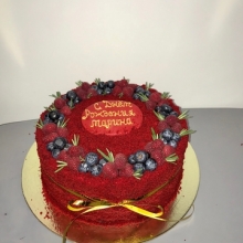 Торт праздничный "Red Velvet" с декором из ягод заказать в Минске.