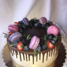 Торт подарочный с шоколадом ягодами и макаронс недорого заказать в Минске