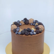 Праздничный торт без мастики,декорированный свежими, ароматными ягодами и конфетами Фере Роше