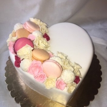 Тортик в виде сердца с натуральными розами и макарони.
