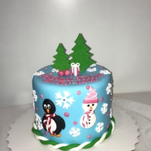 Новогодние торты с мастикой и тематическими элементами декора, в виде ёлочек, пингвина и снеговика, заказать недорого в Минске.