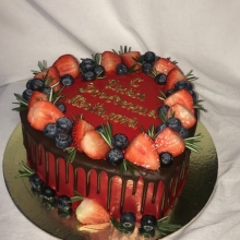 Праздничный торт мужу, выполненный в виде ярко красного цвета с ягодами, недорого заказать в Минске.