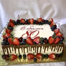 Торт на юбилей 80 лет с ягодами и поздравительной надписью в Минске