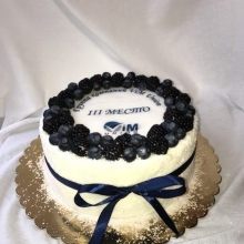 Торт декорированный ягодами голубики, ежевики а так же фото с логотипом компании, заказать в Минске недорого.