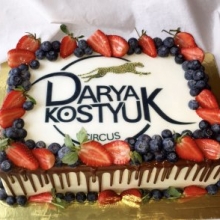 Торт декорированный клубникой и голубикой заказать Минск