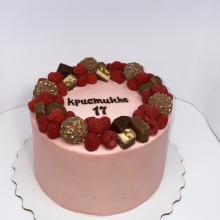 Торт без мастики, декорированный свежими, ароматными ягодами малины и конфетами, заказать в Минске недорого.