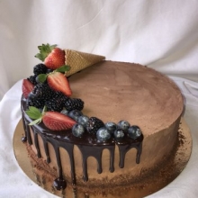 Торт шоколадный с вафельным рожком и ягодами заказать в Минске
