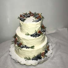 Свадебный торт без мастики с ягодами и инжиром