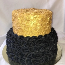 Свадебный стильный торт в чёрно золотых цветах недорого заказать в Минске.