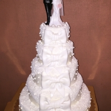 Свадебный белоснежный многоярусный торт с фигурками заказать в Минске недорого.
