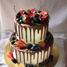 Модный свадебный двухъярусный  торт без мастики, декорированный подтёками из шоколада,  свежими ягодами и зелёными веточками розмарина на заказ в Минске.