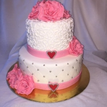 Торт свадебный розово-белый двухъярусный.