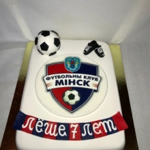 Торт на заказ в Минске с футбольным мячом бутсами и логотипом.