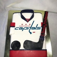 Торт  подарок хоккеисту в виде хоккейной формы заказать в Минске недорого.