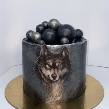 Торт праздничный декорированный шоколадными шариками и изображением волка заказать в Минске.