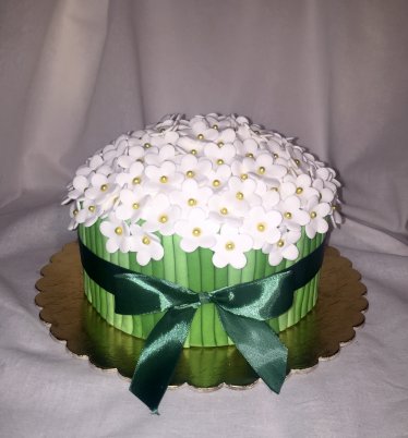 Торт праздничный с нежными цветами