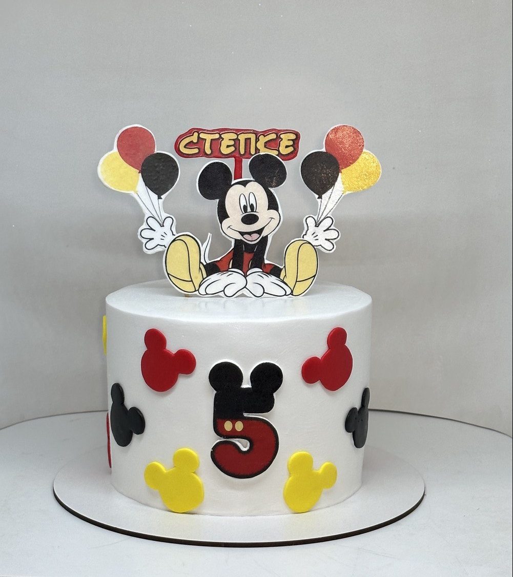 Торт круглый,красного цвета выполнен в стиле популярного мультфильма с ушками 