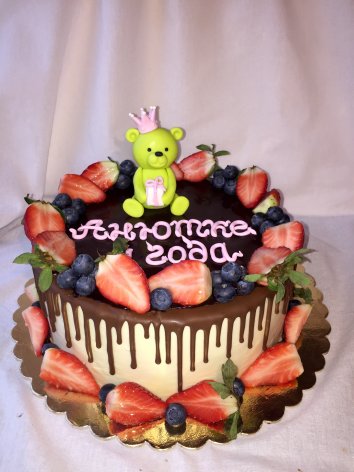 Торт с ягодами детский с фигуркой мишки