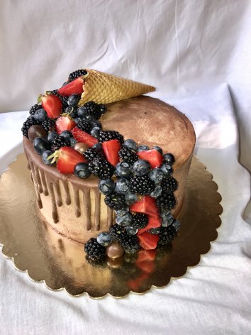 Торт домашний с лесными ягодами и вафельным рожком