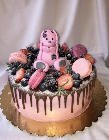 Торт детский с фигуркой зайчика и ягодами