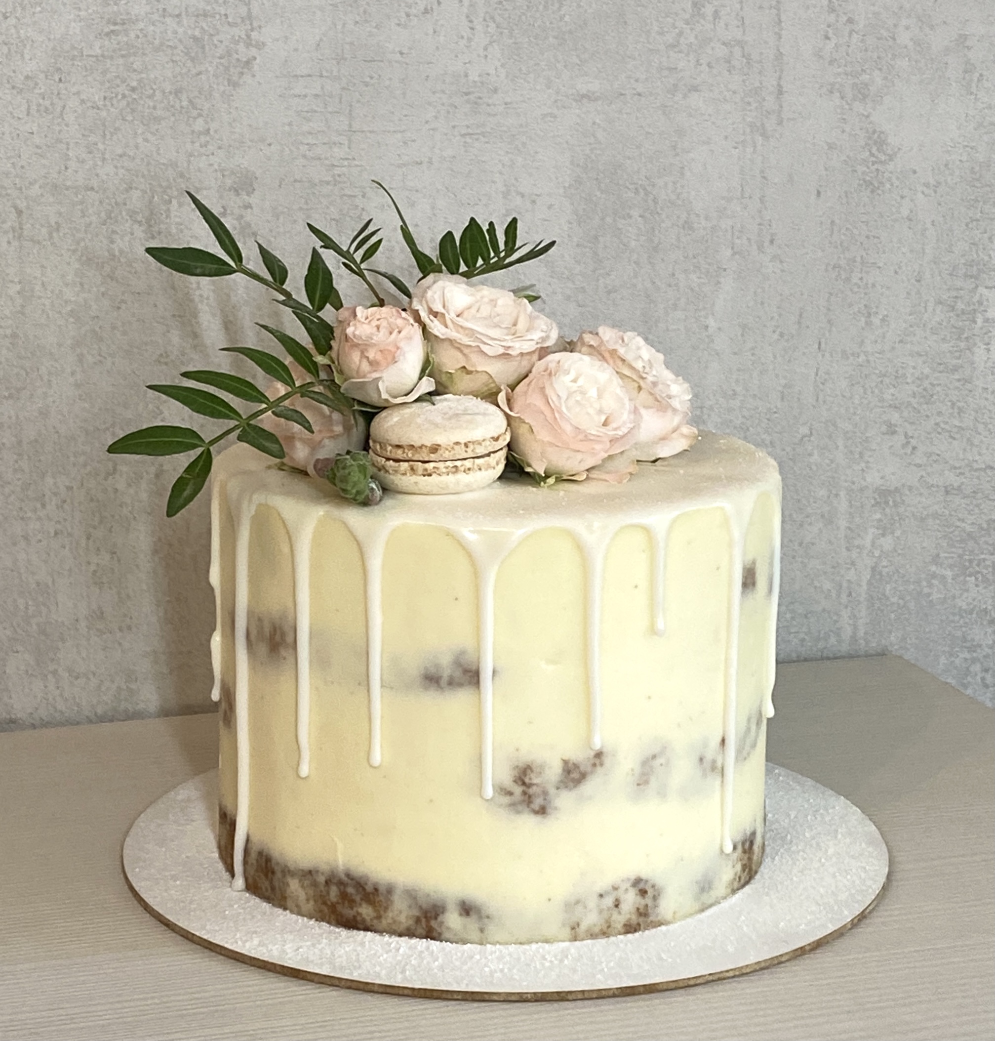 Торт праздничный с живыми цветами