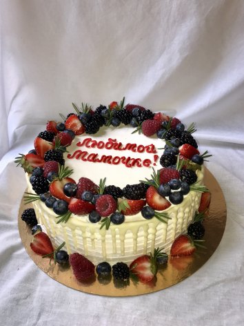 Торт домашний с лесными ягодами и поздравительной надписью