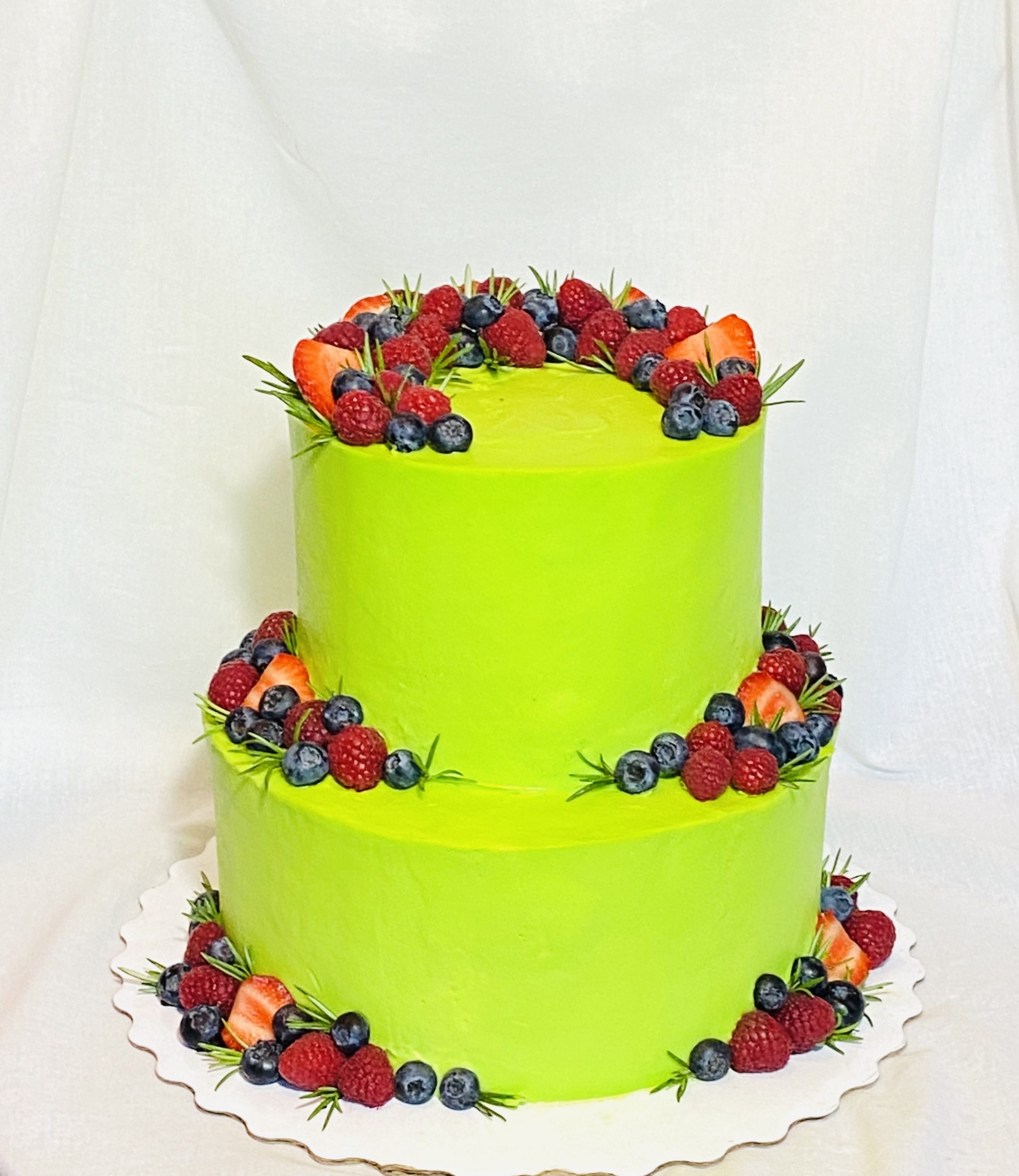 Торт праздничный двухъярусный с ягодами