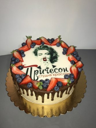 Торт корпоративный с логотипом и ягодами