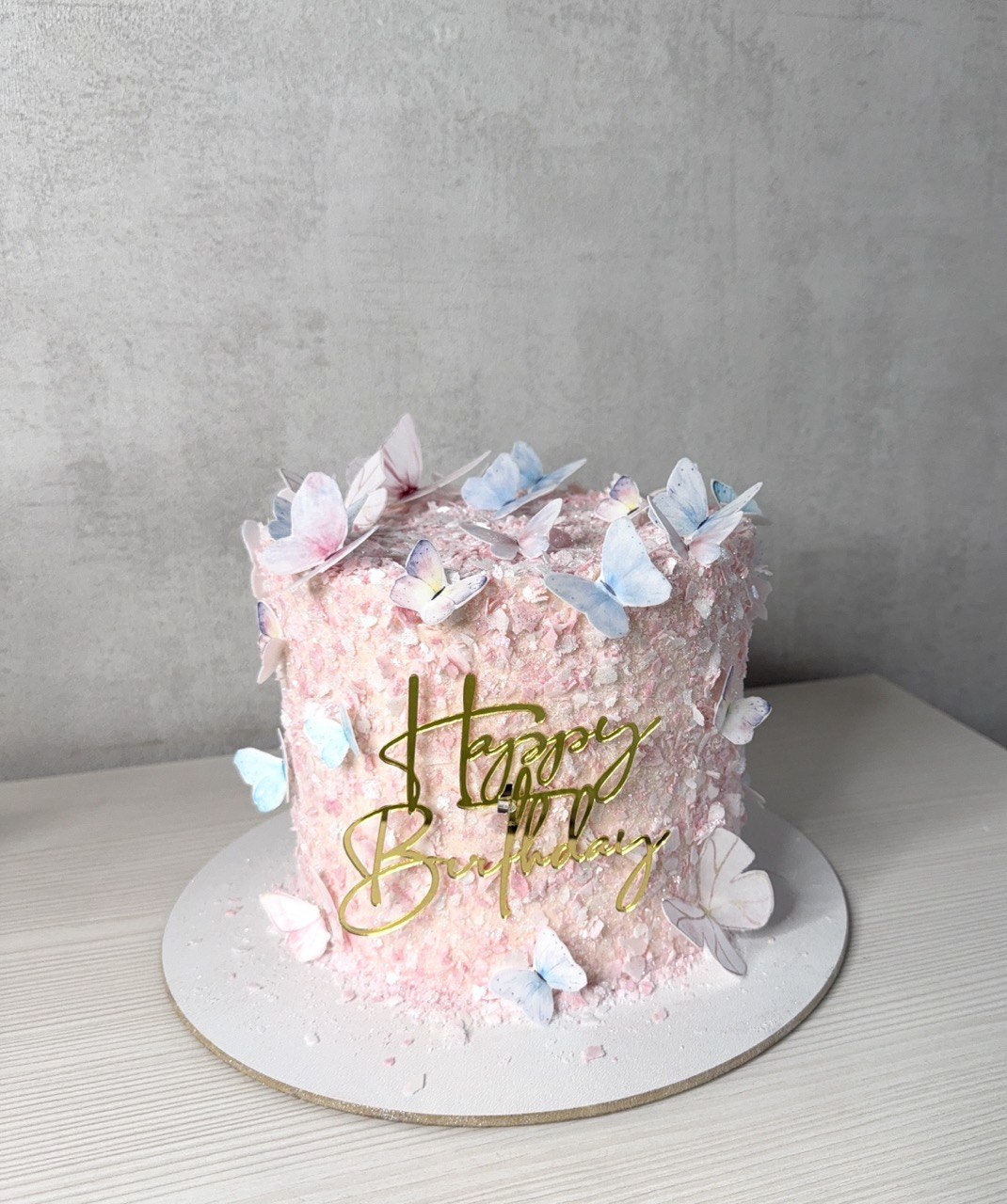 Торт праздничный с бабочками