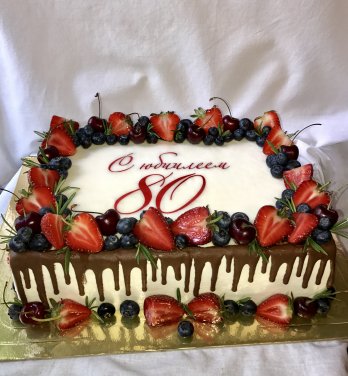 Торт юбилейный с ягодами