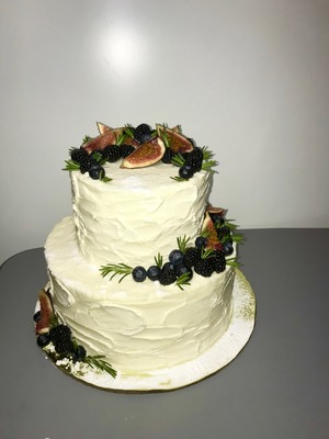 Торт свадебный белоснежный двухъярусный с ягодами и инжиром