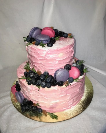 Торт свадебный двухъярусный с ягодами и макарони