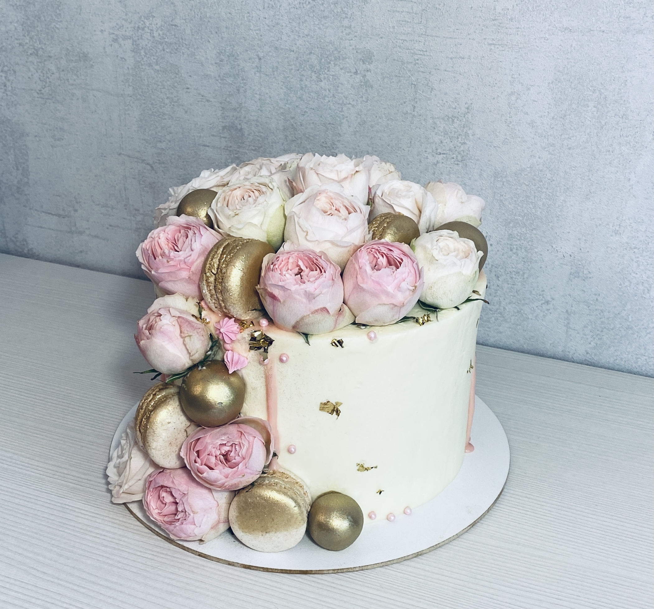 Торт праздничный наполеон с цветами