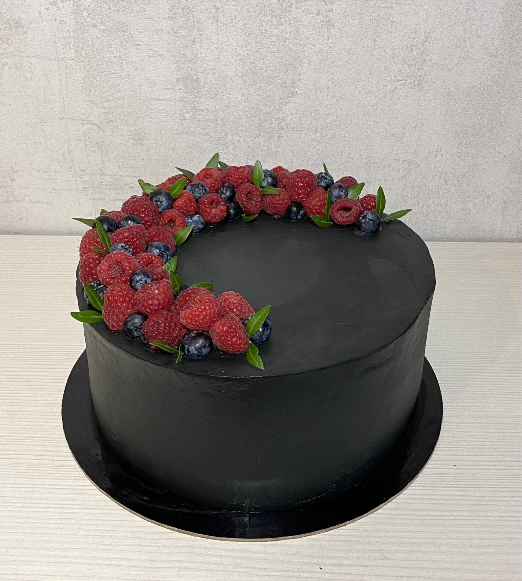Натуральный тортик со свежими лесными ягодами
