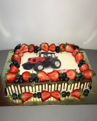 Торт на корпоратив с ягодами и фотопечатью