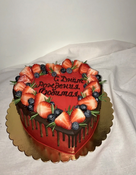Торт сердце красное с ягодами