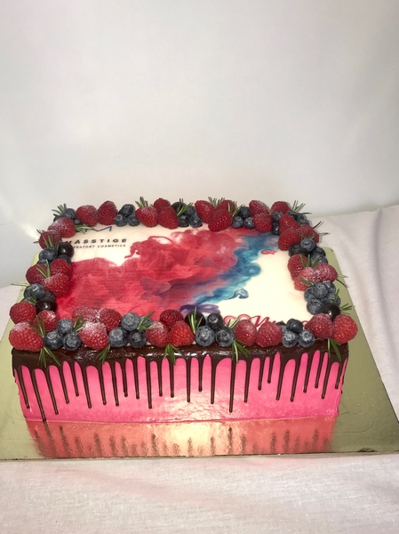 Торт с ягодами и фотопечатью